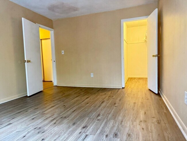 Building Photo - 32 Whites Ave