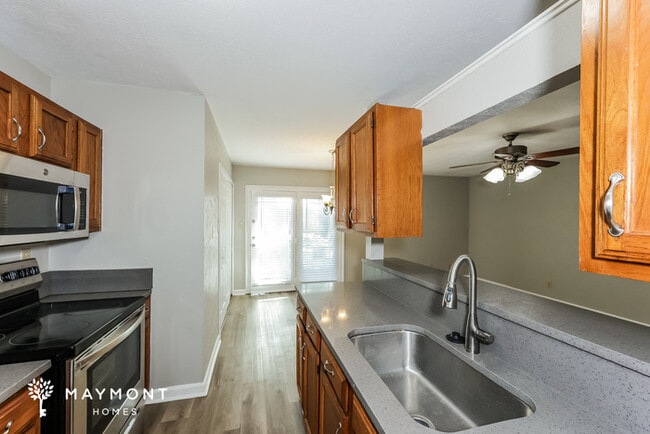 Building Photo - 7024 Greenview Cir S