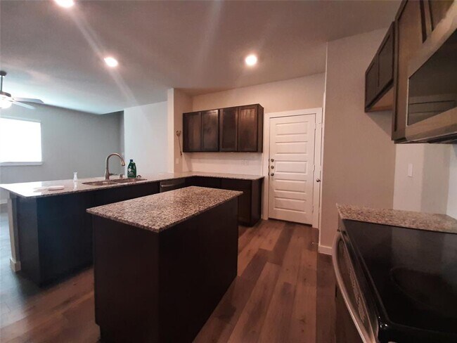 Building Photo - 25104 Pacific Wren Dr