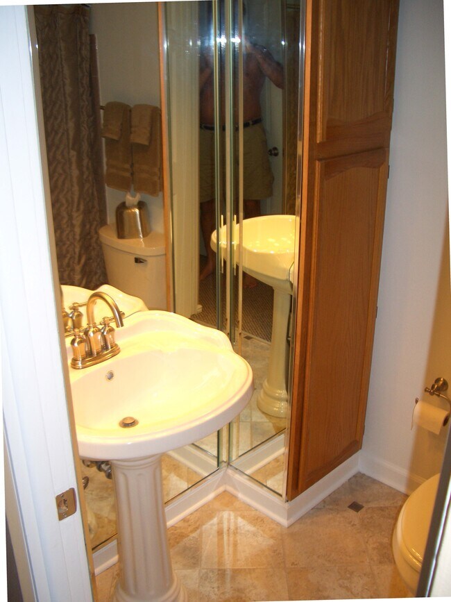 Building Photo - 8811 Schneider Ave