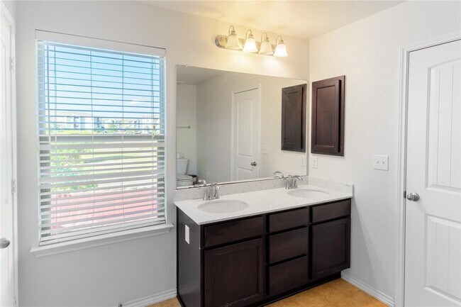 Building Photo - 606 Screech Owl Dr