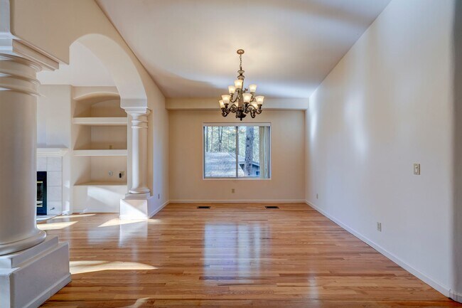 Building Photo - Spacious 3 Bed, 3 Bath Home in Hidden Valley Ranch!