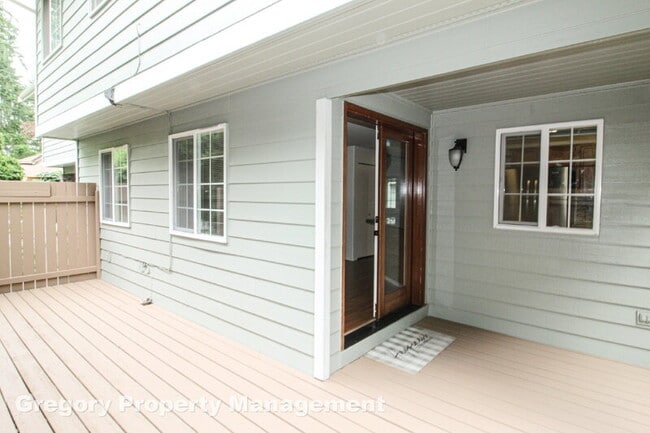 Building Photo - 2000 Village Green Dr