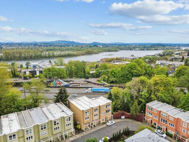Building Photo - Spectacular SW Portland 2 bedroom Townhouse