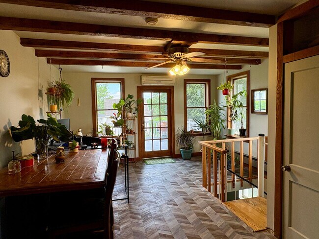 Building Photo - Large 4 bedroom house near Waynesboro Hospital