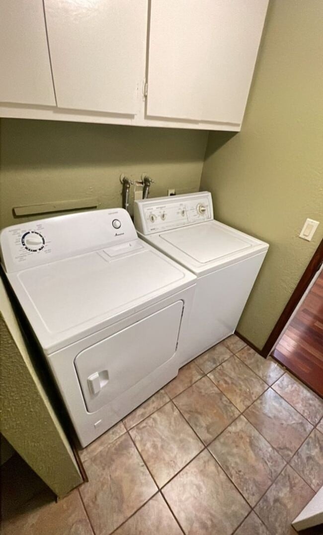 Building Photo - Preleasing Now! Split-level 4 Bedroom + 3 ...
