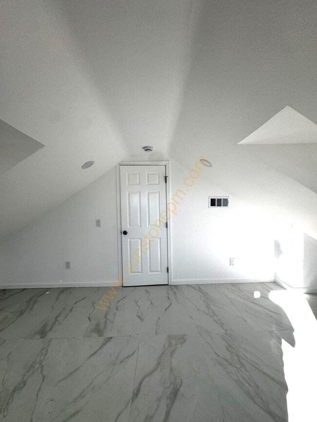 Building Photo - 696 E 9th St