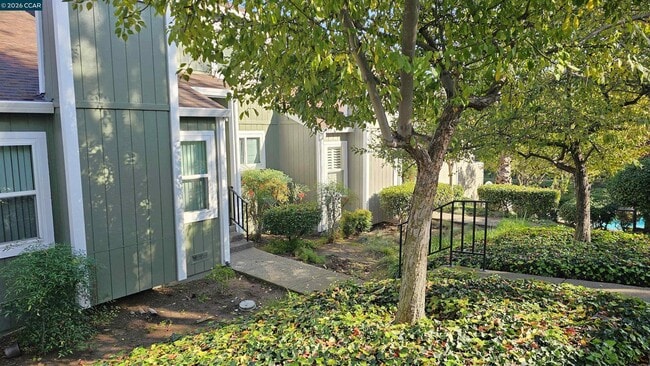 Building Photo - 347 Scottsdale Rd