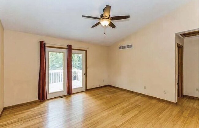 Building Photo - Spacious 3-Bed, 2-Bath Duplex with Fenced ...