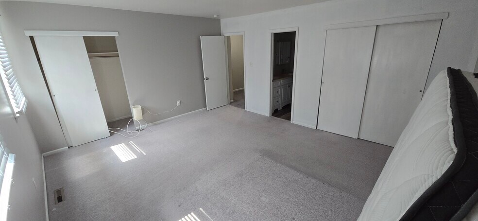 Building Photo - 70 Colonial Dr