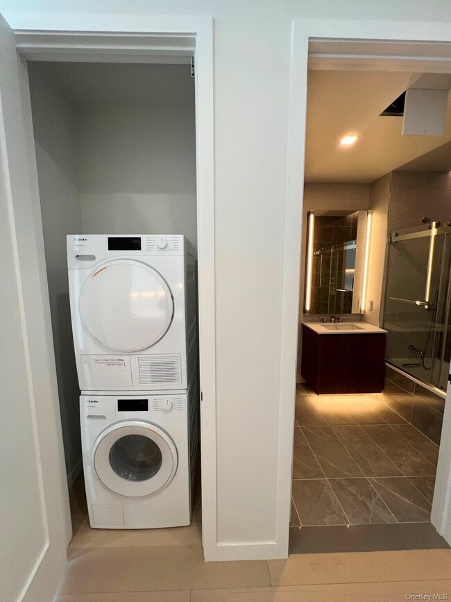 Building Photo - 35-32 Leavitt St