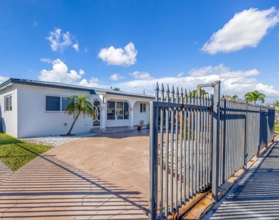 Building Photo - 490 W 33rd Pl