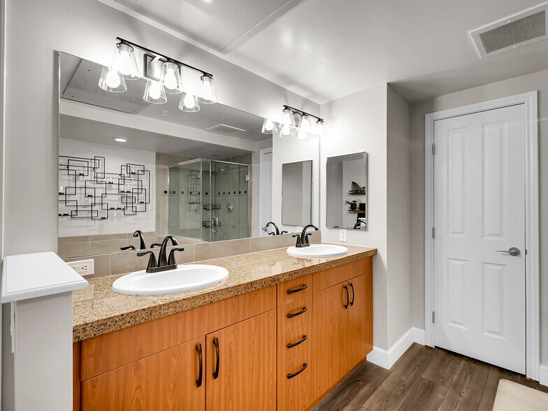 Building Photo - 8100 E Union Ave