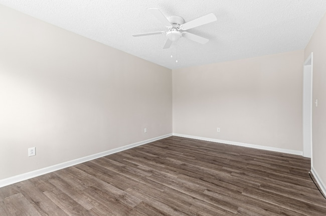 Building Photo - Adorable 2 BR duplex in the heart of Mboro!