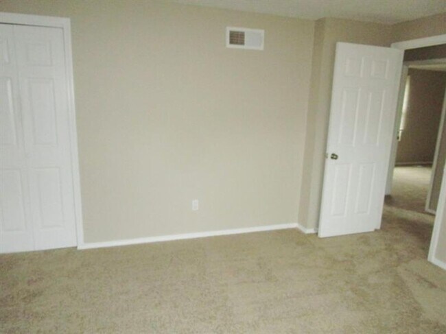Building Photo - Spacious 3-Bedroom 1.5 bath Home with Fenced Yard & Garage – Ready for You!
