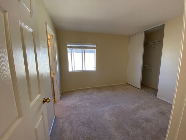 Building Photo - Beautiful Spacious 3BR/2.5BA Located in the Ivey Glenn Community!!