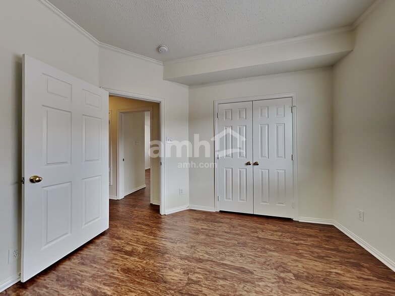 Building Photo - 2510 Valley Creek Dr