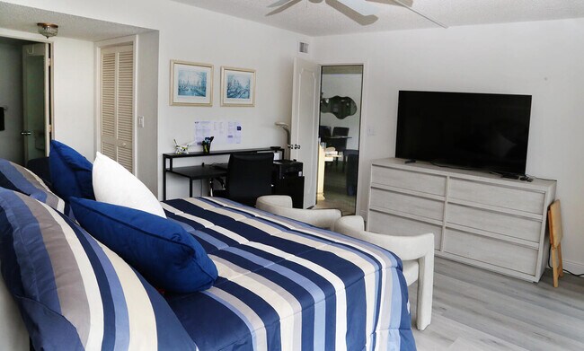 Building Photo - 1537 E Hillsboro Blvd