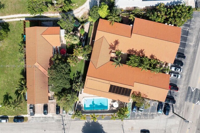 Building Photo - 2025 Miami Rd