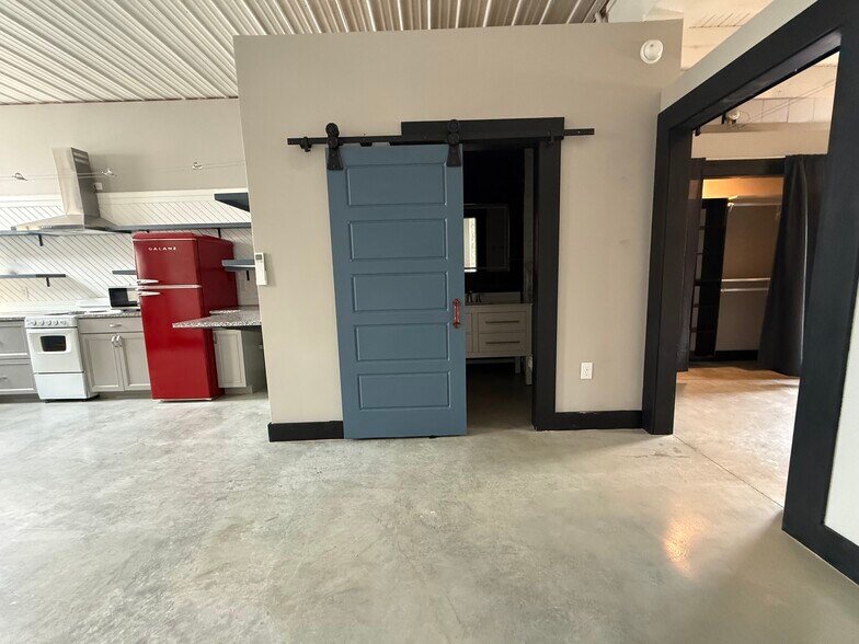 Building Photo - 475 S Hickory St