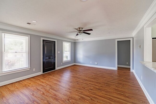 Building Photo - 330 Monty Dr