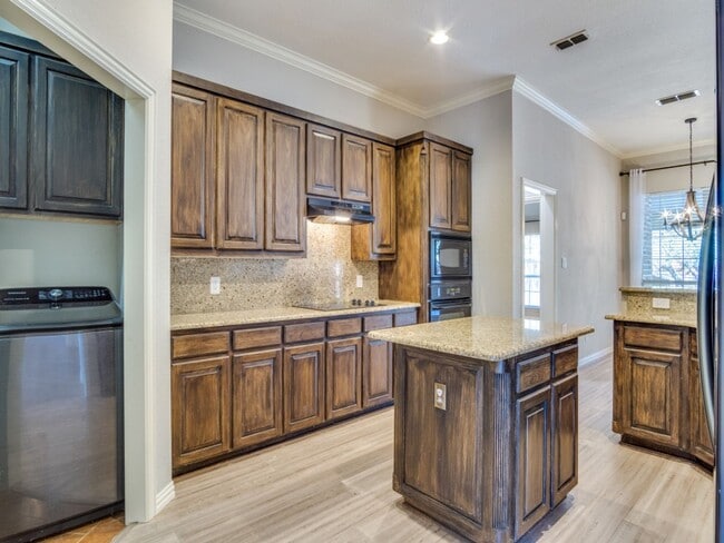 Building Photo - Incredible 4-bedroom, 3-bath Home with sparkling Pool on a gorgeous lot in highly sought-after Al...