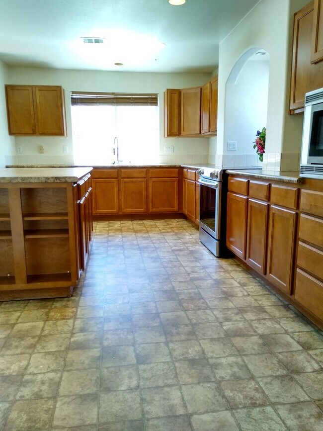 Building Photo - Massive and Expansive 5 Bedroom Green Vall...