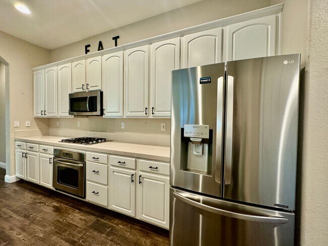 Building Photo - CLEAN AND SPACIOUS ONE STORY, 3 BED, 2 BATH, 2 CAR GARAGE IN WEST SACRAMENTO