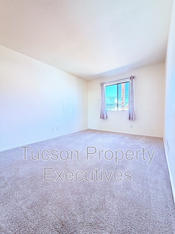 Building Photo - 455 W Kelso St