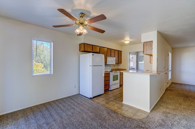 Building Photo - Condo in Montana Villas!