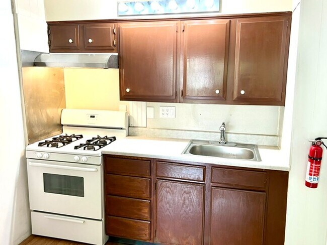 Building Photo - 2301 Roosevelt Dr