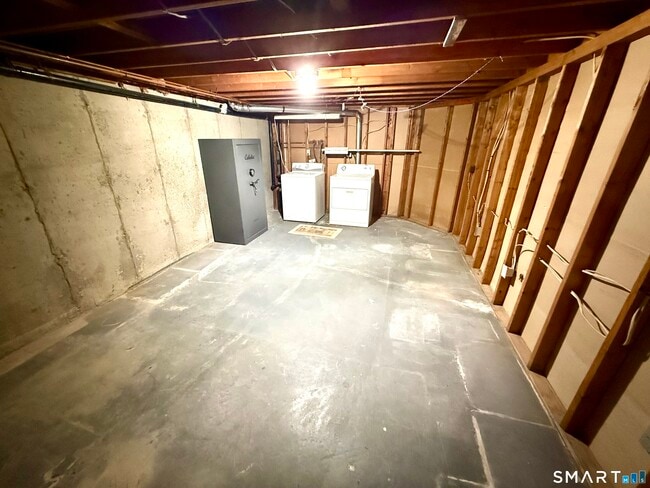 Building Photo - 27 White Oak Rd