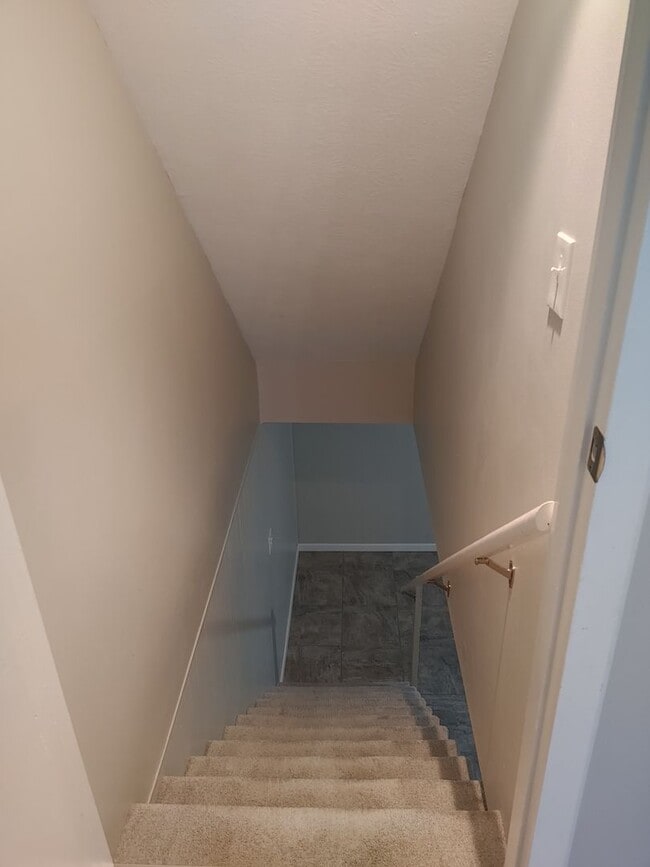 Building Photo - COZY TOWNHOME IN WILLOW TERRACE