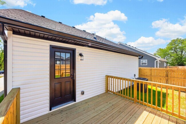 Building Photo - 206 Ross Ave