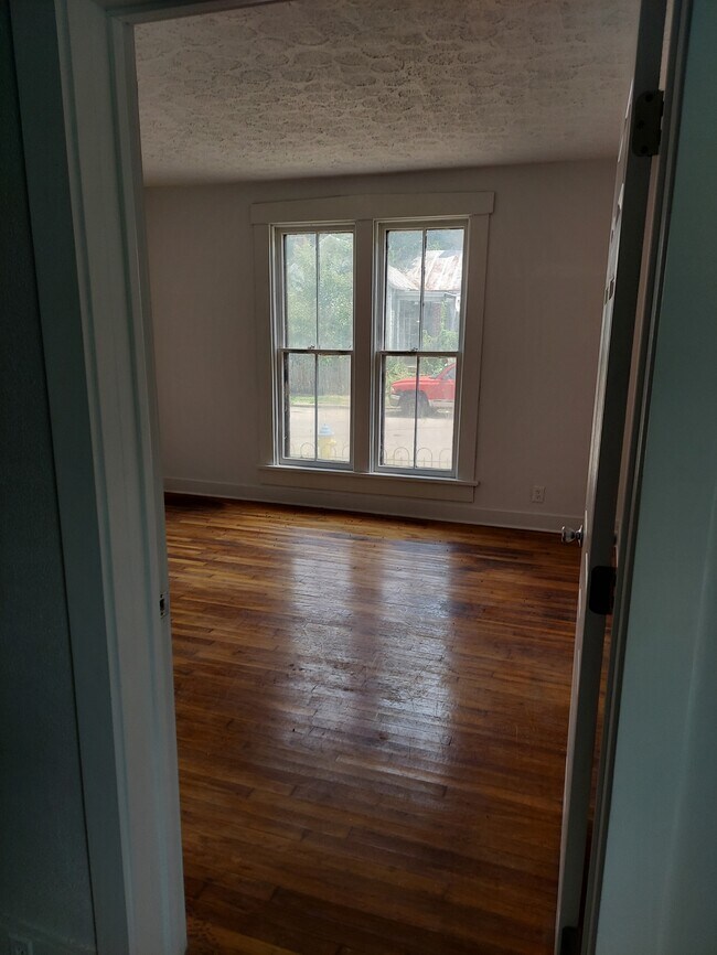 Building Photo - 145 Boltin St