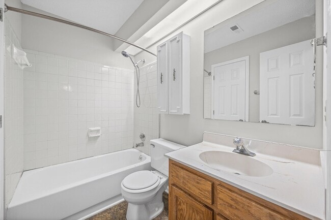 Building Photo - Light and bright 2-primary suite, 2-bath condo in Firethorne of Charlotte.