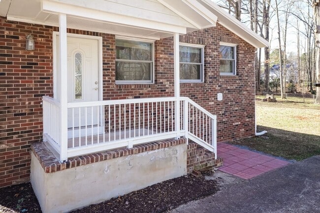 Building Photo - Gorgeous Three Bedroom Home!