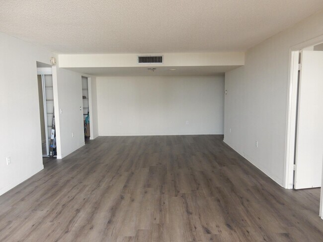 Building Photo - 5600 N Flagler Dr