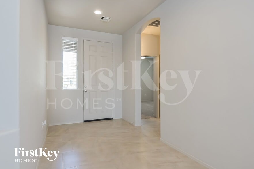 Building Photo - 9662 S Via Bandera