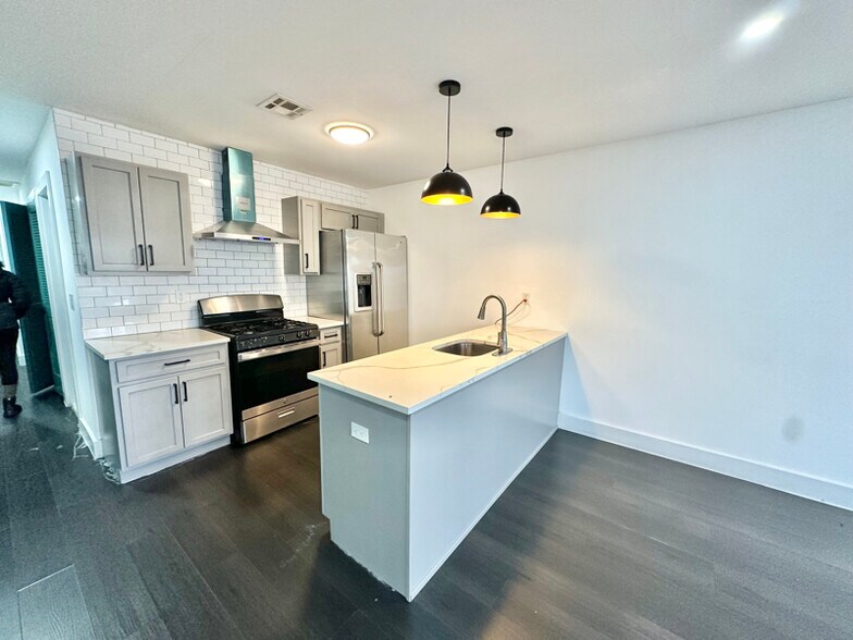 Primary Photo - 101 4th Ave