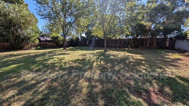 Building Photo - 1435 E Cedar St