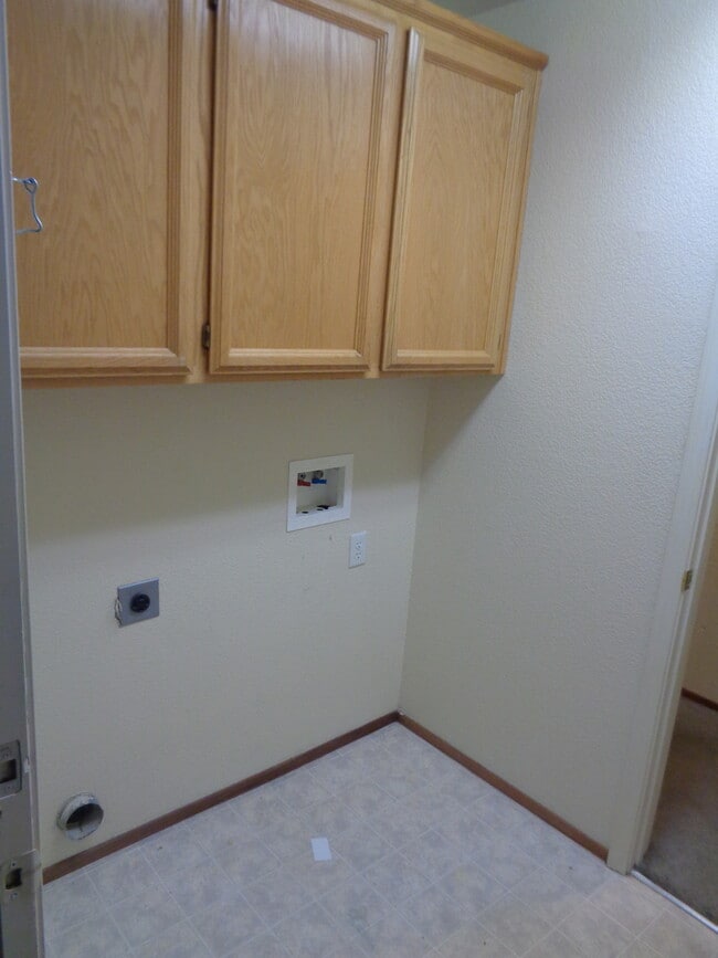 Building Photo - 1080 Courtyard Dr