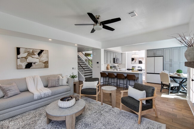 Building Photo - 2119 E New Bedford Dr