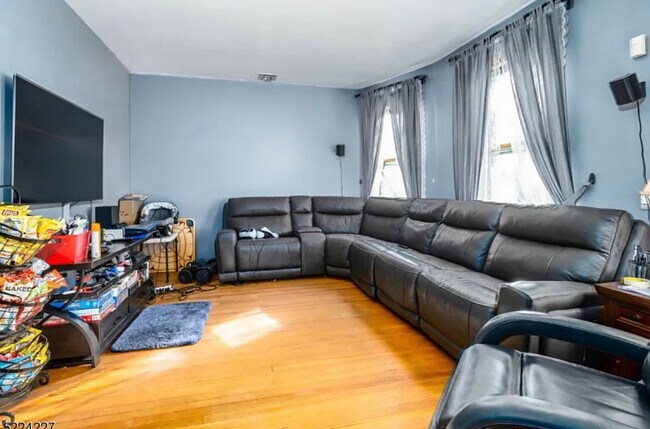 Living room - 313 E 17th St
