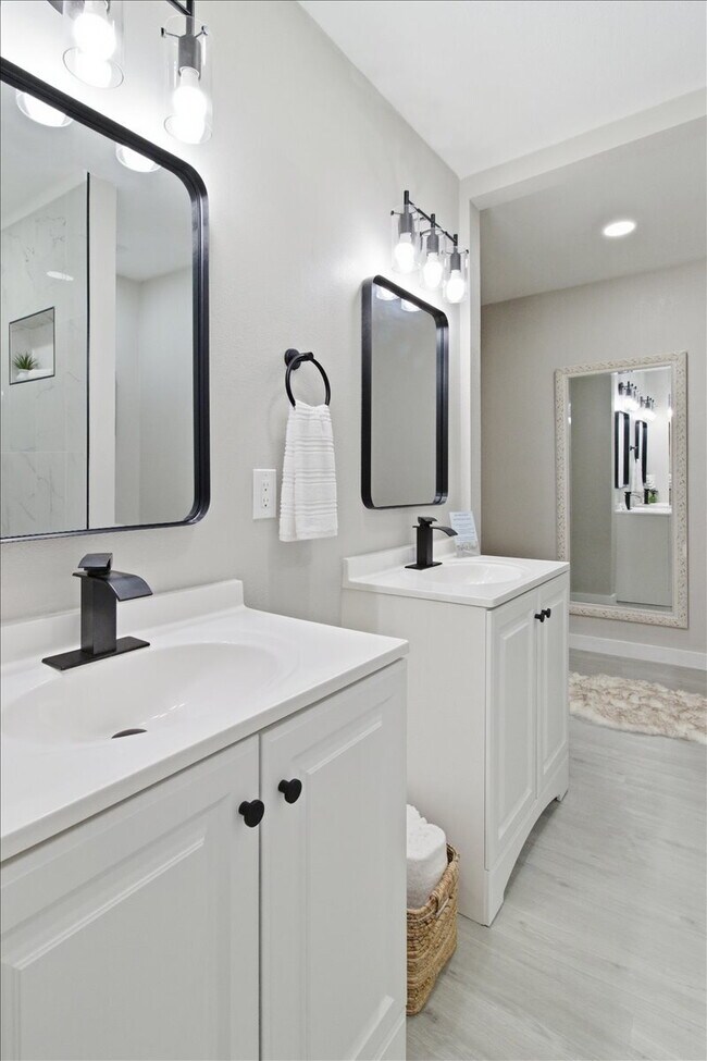 Building Photo - "Spacious 3-Bed, 2-Bath Gem with 2,155 Sq. Ft. on University Drive in Arlington, TX!"