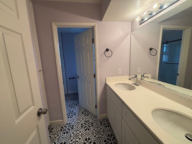 Building Photo - Tri-level townhouse in the heart of Chula Vista