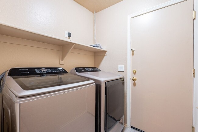 Building Photo - Stunning 4-Bedroom, 1.75-Bath Home Near South Mountain Section 8 Welcome