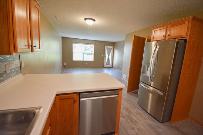 Building Photo - Cozy 2 Bed, 1.5 Bath Townhome in Stewartvi...
