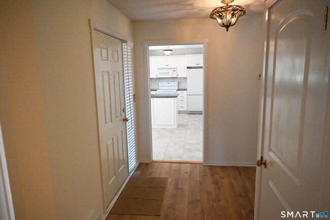 Building Photo - 922 Heritage Vlg