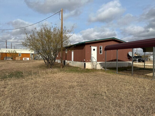 Building Photo - 3/2 double wide in Tye!